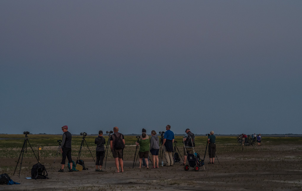 Fotografen warten auf die Mondfinsternis am 27.07.2018