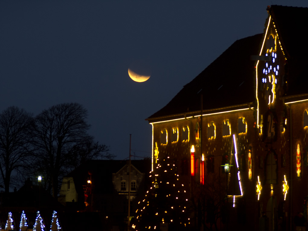 Partielle Mondfinsternis am 10.12.2011 in Tönning